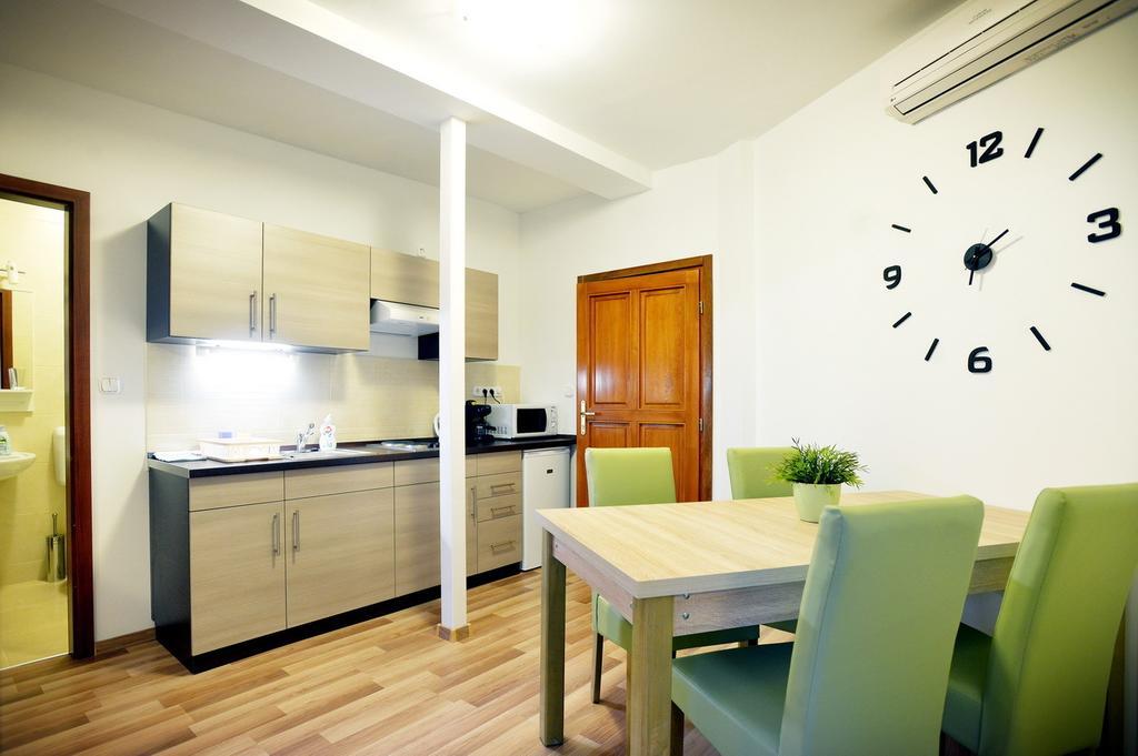 Corner Apartman Eger Chambre photo